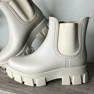 Jeffrey Campbell Cream Pleu Waterproof Lug Chelsea Boots size 8
